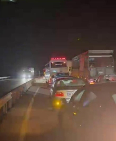 tir-devrildi-yol-ulasima-kapandi-x3eyIt1n.jpg