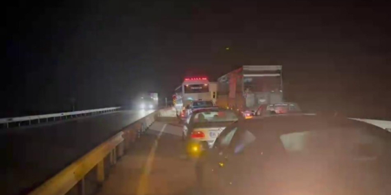 tir-devrildi-yol-ulasima-kapandi-x3eyIt1n.jpg