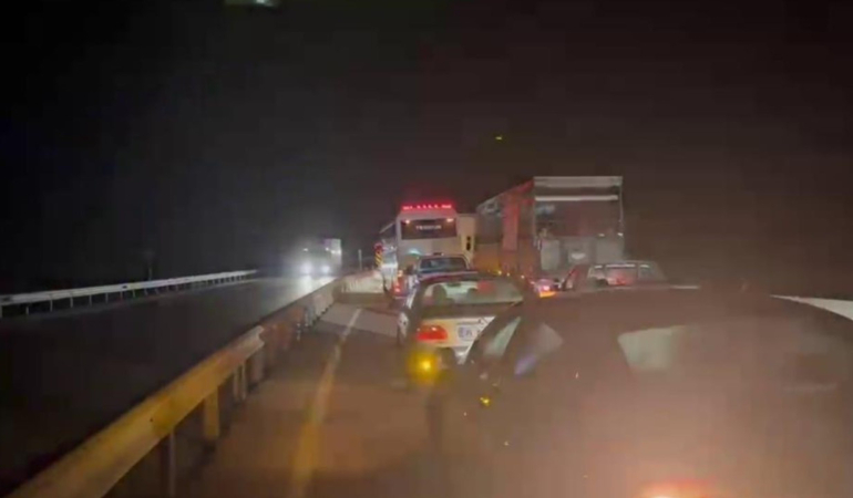 tir-devrildi-yol-ulasima-kapandi-x3eyIt1n.jpg