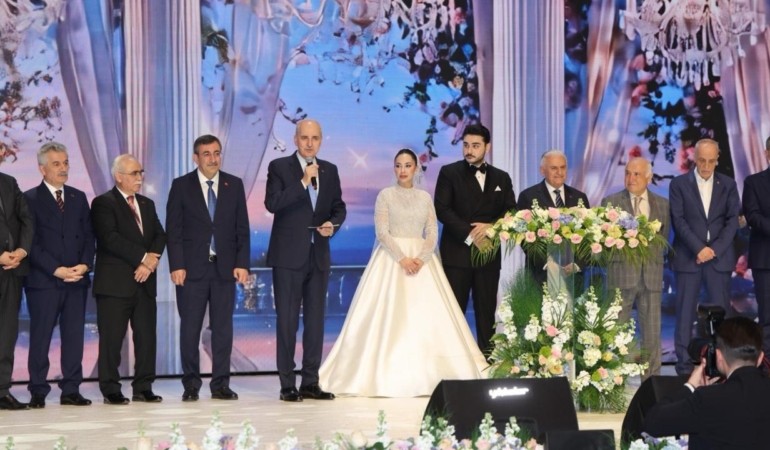 turk-telekom-ceosu-ebubekir-sahinin-kizi-zeynep-melike-sahin-dunyaevine-girdi-qiiRkg4M.jpg